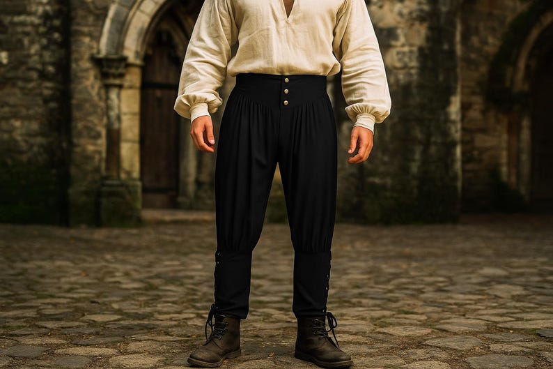 K&ouml;nnte beinhalten: Schwarze Hose mit hohem Bund, drei goldenen Kn&ouml;pfen und passendem schwarzem B&uuml;ndchen. Die Hose wird mit einem cremefarbenen Langarmhemd mit V-Ausschnitt kombiniert. Das Outfit wird durch braune Schn&uuml;rstiefel erg&auml;nzt.