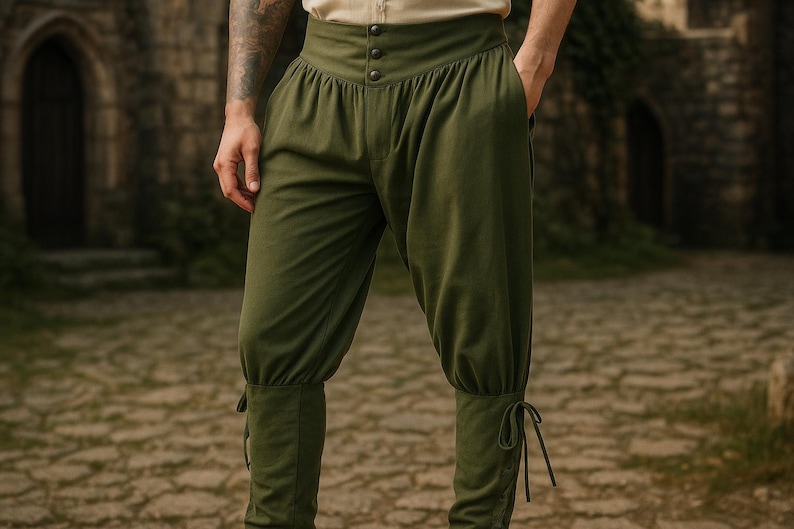 K&ouml;nnte beinhalten: Olivgr&uuml;ne Hose mit hohem Bund und Knopfdetails. Die Hose hat eine geraffte Taille und ist an den Kn&ouml;cheln mit Bindeb&auml;ndern versehen. Der Stil erinnert an historische oder Fantasy-Kleidung.