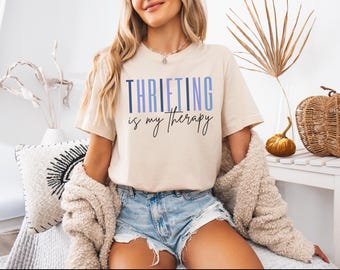 Camiseta Thrifting is My Therapy, camiseta para amantes de las tiendas de segunda mano, regalo para compradores vintage, camiseta para amantes de las ventas de garaje, camiseta para entusiastas de las compras de segunda mano