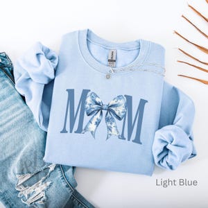 Coquette Bow Mom Sweatshirt, Toile de Jouy Mama Shirt, Blue Floral Bow Pullover, Gift for Mothers Day, Preppy New Mom Gift