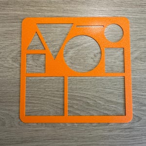 Op de afbeelding: Oranje geometrische sjabloon met uitgesneden vormen zoals een driehoek, cirkel en vierkant. De sjabloon is gemaakt van een plat, effen oranje materiaal, ideaal voor kunst- en knutselprojecten. Afmetingen: ongeveer 20 cm x 20 cm.