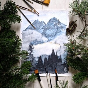 Montagne nebbiose con foresta acquerello originale - Magic Mountain Woods Painting, pini, abeti e pecci nebbiosi, arredamento moderno per la casa
