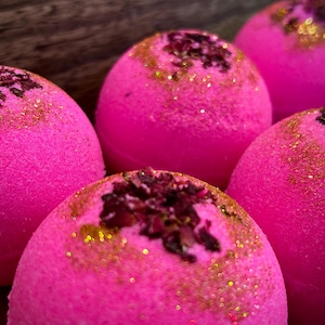 Beso de una rosa, bomba de baño, rosa fuerte, regalos para ella, Pretty Parables LLC