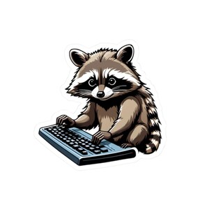 Könnte beinhalten: Ein Cartoon-Waschbär mit einem schwarz-weiß gestreiften Schwanz sitzt an einer Computer-Tastatur. Der Waschbär tippt mit seinen Pfoten auf die Tastatur.