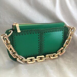 Versandfertig, Sie können es als Handtasche oder Brieftasche verwenden, es ist ein Blickfang mit seinem goldenen Griff und Accessoire und vervollständigt Ihre Eleganz.