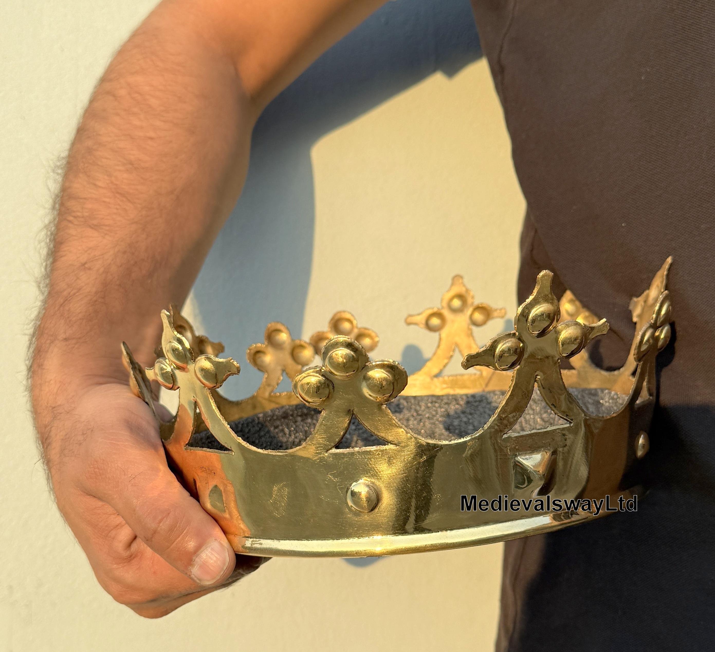Brass metal crown
Handmade from Madrid Spain 19th C. French Paper Mache & Gold Leafed Crown main image 2