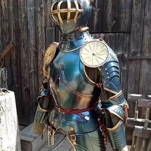 Könnte beinhalten: Eine blaue und goldene Rüstung mit einem Helm, der eine käfigartige Gesichtsmaske trägt. Die Rüstung ist mit komplizierten Details verziert und hat einen Gürtel mit einem roten Riemen.