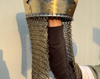 King Arthur Helm Mittelalterlicher Monty Python Helm | Monty Python inspiriert Helm für Kostüme & Rollenspiel | Helm mit Ständer und Kettengeflecht