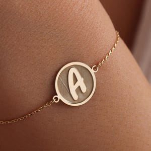 Pulsera con letras, pulsera personalizada con letras laterales, pulsera con inicial, pulsera con letras familiares, pulsera de dama de honor, regalo del Día de la Madre, regalo de cumpleaños