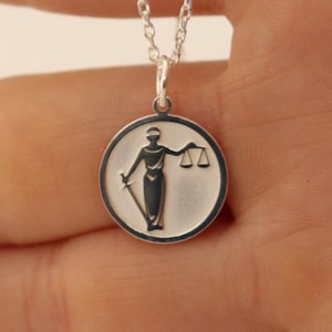 Colar de prata da Justiça, pingente personalizado da balança da justiça, colar de formatura de advogado, pingente de colar de advogado, presente de aniversário para mãe