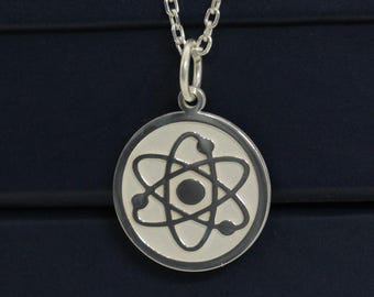 Silber Atom Halskette, Gold Anhänger, Wissenschaft Charme, Chemie Halskette, Wissenschaftler Geschenk, gravierte Atom, Physik Halskette, Geburtstagsgeschenk