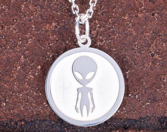 Silver Alien Necklace – Engraved Extraterrestrial Medallion Pendant for Women, UFO Lover Jewelry, Sci-Fi Inspired Unique Gift Idea, Mom Gift