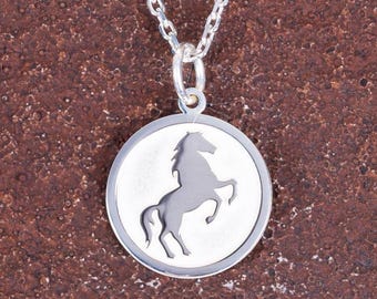 Collar de plata de ley con colgante de caballo encabritado, ideal para amantes de los animales. Elegante joyería ecuestre. Un regalo de cumpleaños único para mujeres y hombres.