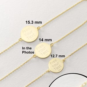K&ouml;nnte beinhalten: Drei goldene Halsketten mit runden Anh&auml;ngern. Jeder Anh&auml;nger tr&auml;gt die Gravur "Free Your Text". Die Anh&auml;nger haben einen Durchmesser von 15,3 mm, 14 mm und 12,7 mm.