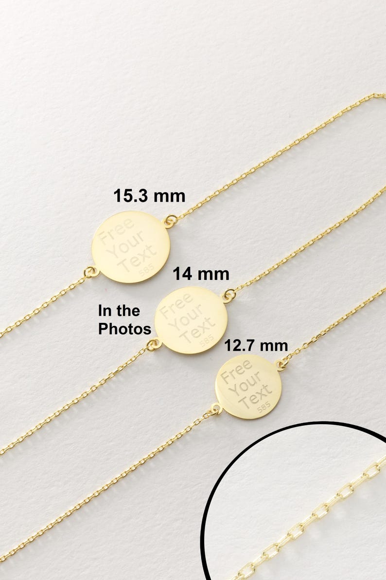 K&ouml;nnte beinhalten: Drei goldene Halsketten mit runden Anh&auml;ngern. Jeder Anh&auml;nger tr&auml;gt die Gravur "Free Your Text". Die Anh&auml;nger haben einen Durchmesser von 15,3 mm, 14 mm und 12,7 mm.