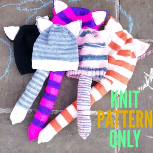 Puede incluir: Una colección de gorros de gato tejidos con colas a juego. Los gorros presentan patrones de rayas en varios colores, incluyendo negro, azul, rosa, naranja y morado. Cada gorro tiene orejas blancas. La imagen incluye el texto "KNIT PATTERN ONLY".