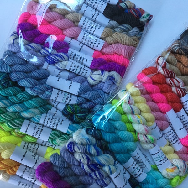 Lot de mini-écheveaux de laine à chaussettes Superwash, mélange aléatoire / 20 x 5 g / laine peinte à la main / laine à chaussettes teinte à la main / laine pour couverture chaussettes / laine pour bébés