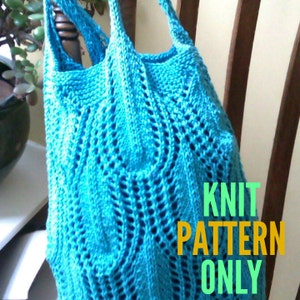 Op de afbeelding: Een turquoise gebreide tote bag met een decoratief ajourpatroon. De tas heeft twee handvatten en is gemaakt van een zacht, getextureerd garen. De tekst "KNIT PATTERN ONLY" wordt weergegeven in de rechter benedenhoek.
