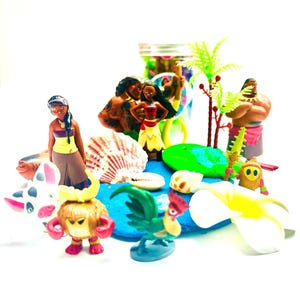 Peut inclure: Une collection de figurines colorées et d'objets décoratifs, dont des personnages d'un film d'animation populaire, des coquillages et un palmier vert. Les figurines sont disposées sur une surface bleue, avec un fond blanc.