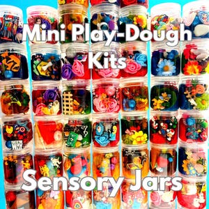 Peut inclure: Plusieurs bocaux en plastique transparent remplis de pâte à modeler colorée et de petits jouets. Les bocaux sont empilés, avec les mots "Mini Play-Dough Kits" et "Sensory Jars" en texte blanc.