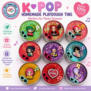 Op de afbeelding: Negen ronde metalen blikjes met gekleurde klei en glitters, elk versierd met een klein figuurtje, een muzieknoot en hartvormige zonnebrillen. De tekst luidt K-POP HOMEMADE PLAYDOUGH TINS, bijna 100g klei in elk blikje.