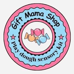Puede incluir: Logotipo circular con el texto "Gift Mama Shop" y "Play dough sensory kit". El logotipo presenta una combinaci&oacute;n de colores rosa y azul con tres caramelos envueltos en el centro.