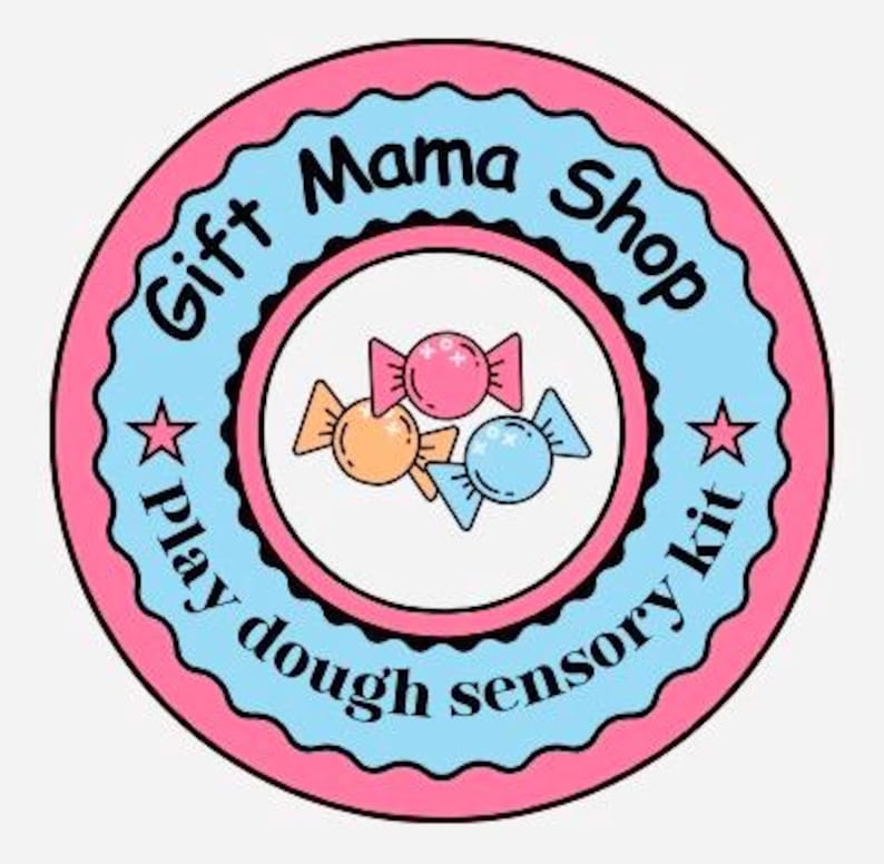Puede incluir: Logotipo circular con el texto "Gift Mama Shop" y "Play dough sensory kit". El logotipo presenta una combinaci&oacute;n de colores rosa y azul con tres caramelos envueltos en el centro.