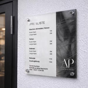 Könnte beinhalten: Eine transparente Preisliste für einen Friseursalon, die an einer weißen Wand befestigt ist. Das Schild zeigt rechts eine Schwarz-Weiß-Grafik und links eine Liste von Dienstleistungen und Preisen auf Deutsch. Das Logo und die Kontaktdaten des Salons sind ebenfalls zu sehen.