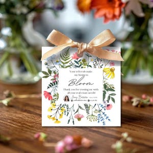 Puede incluir: Un juego de tres tazas de cerámica con un acabado mate moteado. Las tazas son de color crema, gris claro y gris oscuro. Cada taza tiene un diseño simple y minimalista.