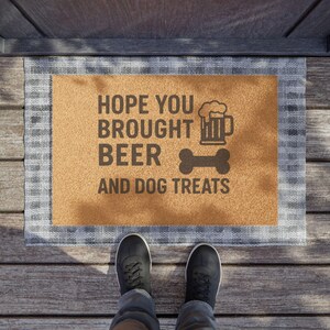 Lustige Hunde-Fußmatte - Ich hoffe, Sie haben Bier und Hunde-Leckerchen mitgebracht - Haustierfreundliche Willkommensmatte
