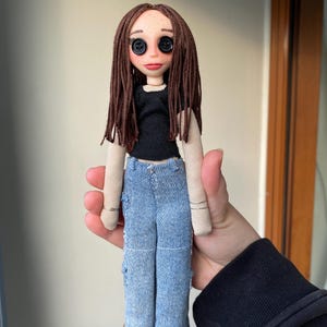 Muñeca Mini Me personalizada estilo Coraline: muñeca artística OOAK hecha a mano con ojos de botón imagen 6