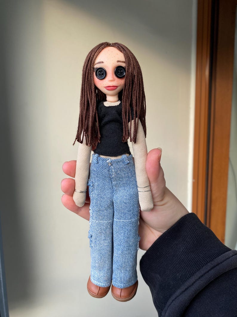 Muñeca Mini Me personalizada estilo Coraline: muñeca artística OOAK hecha a mano con ojos de botón imagen 6