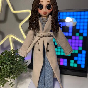 Muñeca Mini Me personalizada estilo Coraline: muñeca artística OOAK hecha a mano con ojos de botón imagen 3