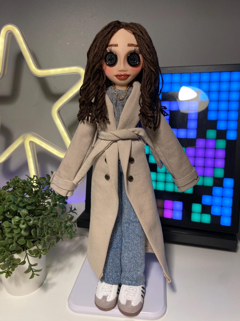 Muñeca Mini Me personalizada estilo Coraline: muñeca artística OOAK hecha a mano con ojos de botón imagen 3