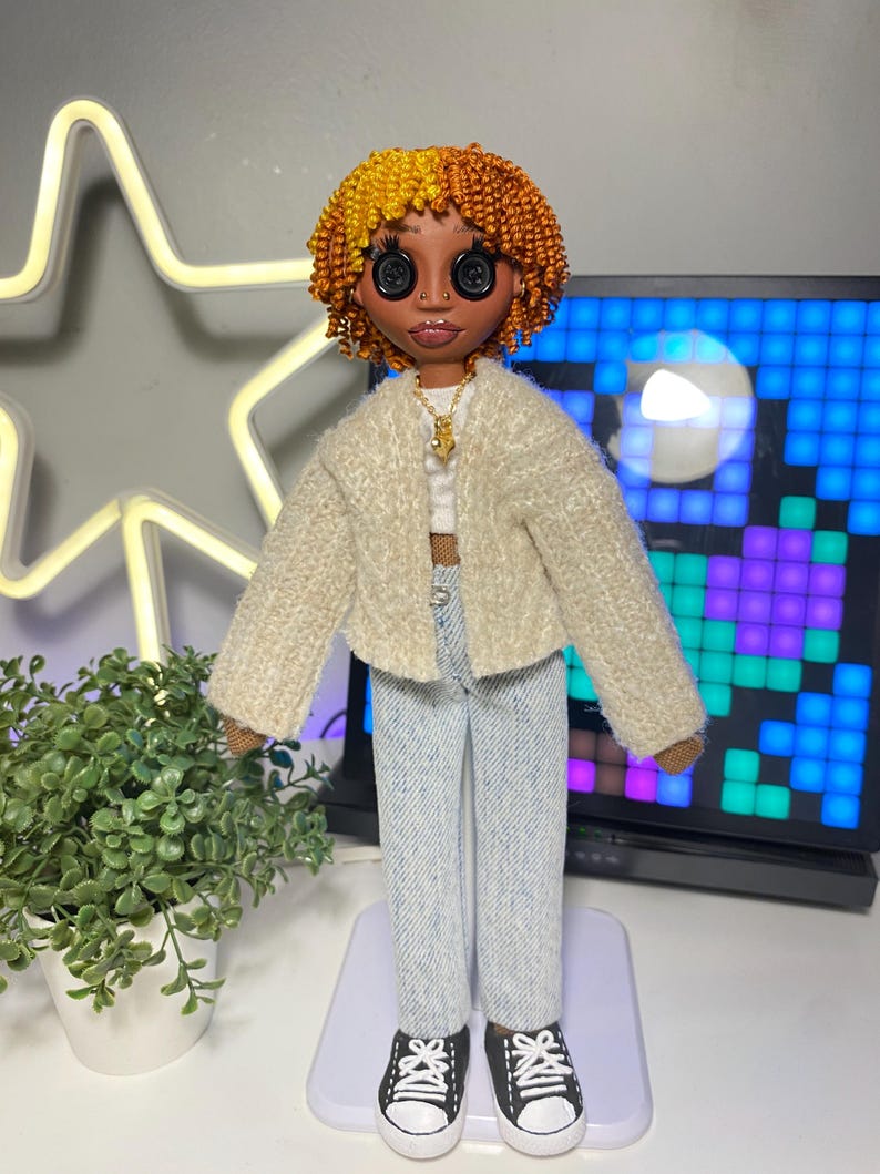 Muñeca Mini Me personalizada estilo Coraline: muñeca artística OOAK hecha a mano con ojos de botón imagen 2