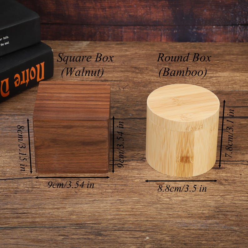 Op de afbeelding: Twee houten dozen: een vierkante walnoten doos (9cm x 9cm x 8cm) en een ronde bamboe doos (8,8cm diameter x 7,8cm hoogte). De dozen worden op een houten oppervlak gepresenteerd. Tekst op de afbeelding luidt "Square Box (Walnut)" en "Round Box (Bamboo)".