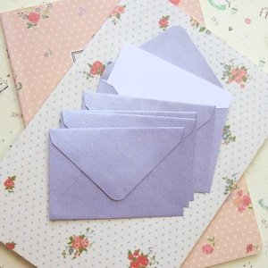 Mini-enveloppes et cartes de correspondance texturées lilas