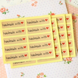 Papier kraft fait main avec des étiquettes autocollantes rouges en forme de coeur d'amour