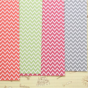 Pode incluir: Quatro folhas de papel estampado com um design chevron. As folhas s&atilde;o em tons de coral, verde, rosa e cinza.