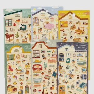 Peut inclure: Ensemble d'autocollants décoratifs en forme de maison. Chaque feuille présente des scènes d'intérieur miniatures avec des meubles, des plantes et des accessoires. Le texte "MY HOME STICKER" est visible sur chaque feuille. La palette de couleurs comprend des nuances de vert, de bleu, de jaune et de beige.