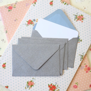Mini enveloppes texturées argentées et cartes pour correspondance