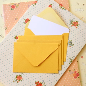 Mini enveloppes texturées jaune or et cartes pour correspondance
