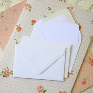 Mini-enveloppes et cartes de correspondance de couleur blanc martelé