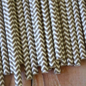 Peut inclure: Un paquet de pailles en papier à motif chevron brun et blanc.