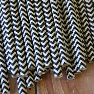 Peut inclure: Pailles en papier à motif chevron noir et blanc.