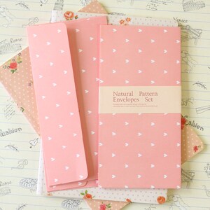 Enveloppes roses à motif naturel coeurs