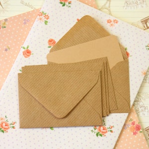 Mini-enveloppes kraft marron côtelées et cartes de correspondance marron chamois