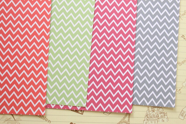 Pode incluir: Quatro folhas de papel com um padr&atilde;o de chevron. As folhas s&atilde;o nas cores vermelho, verde, rosa e cinza.