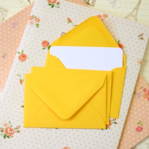 Mini enveloppes et cartes de correspondance de couleur jaune doré