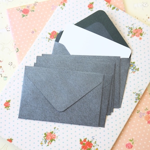 Mini enveloppes texturées gris moyen et cartes pour correspondance
